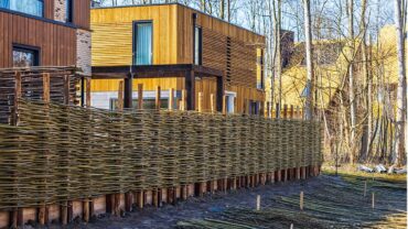 Zelf een wilgentenen schutting maken, hartstikke leuk!