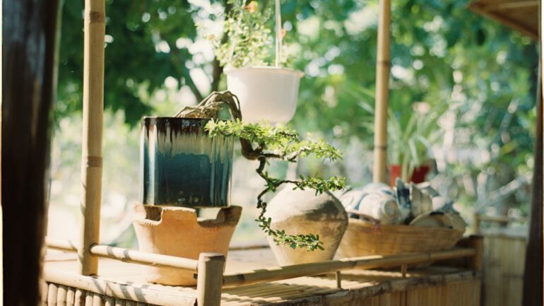 Natuurlijke materialen in de tuin zorgen voor rust en samenhang