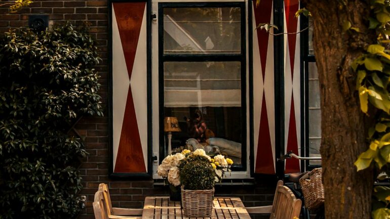 Houten vlonders en tuinmeubels beschermen tegen weer en wind