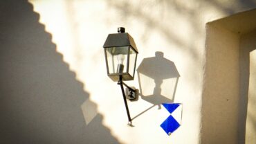 Buitenverlichting met een sensor kiezen voor tuin en oprit