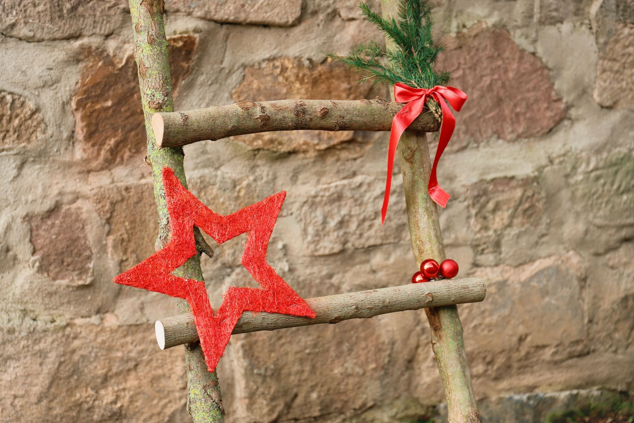 Kerstdecoratie voor buiten: zo geef je je tuin sfeer in december