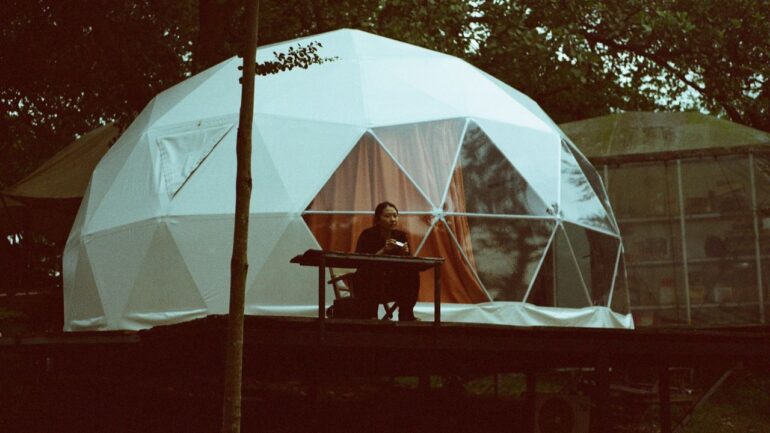 Om vier uur regende het, om vijf stonden de gasten droog in een dome